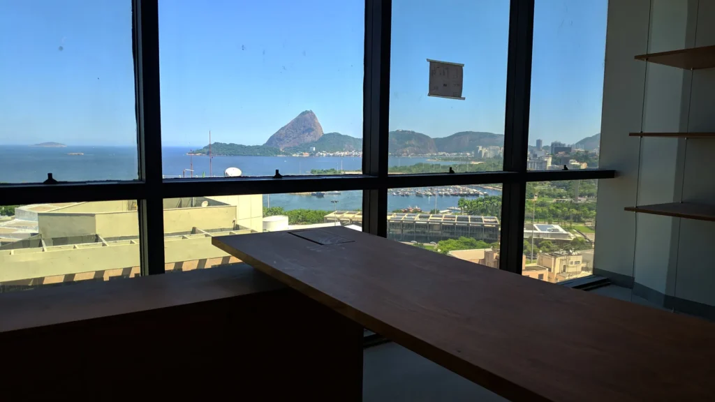 Sala do escritório com vista para o Pão de Açúcar – Escritório Vieira Rezende