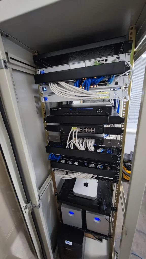 Rack de rede da Galeria Nara Roesler – São Paulo