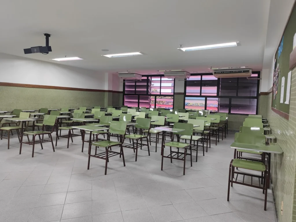 Colégio Santo Agostinho, Barra da Tijuca: sala de aula com projetor instalado
